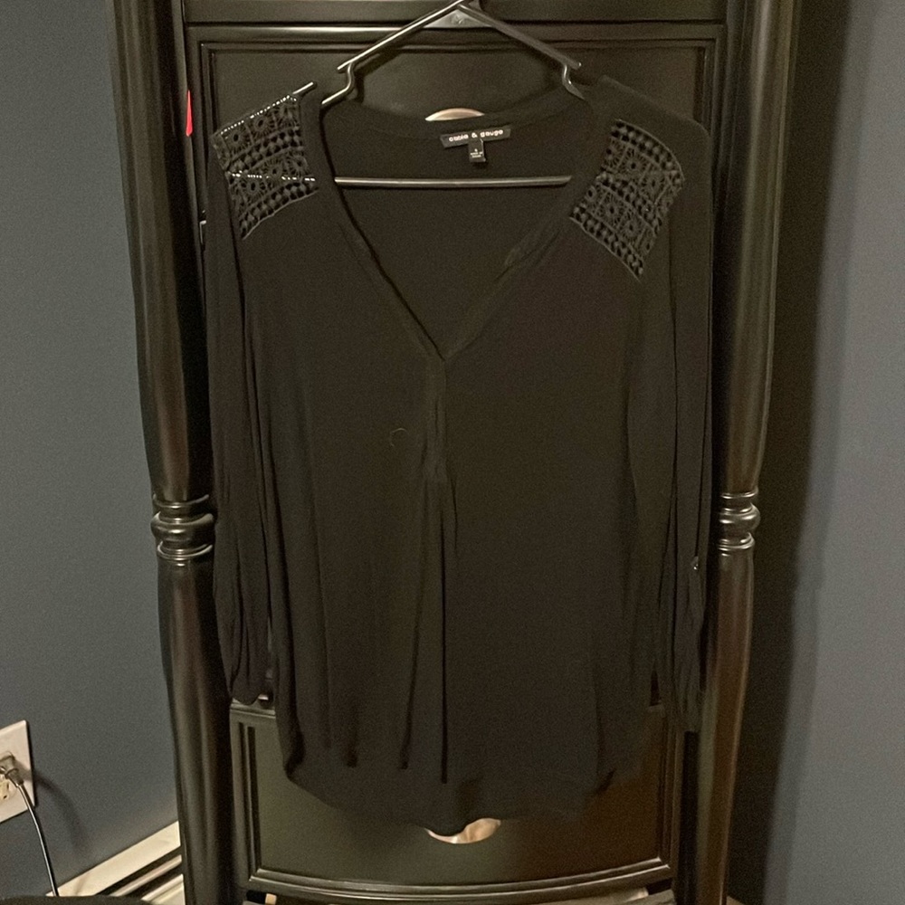 Black quarter-sleeve shirt.